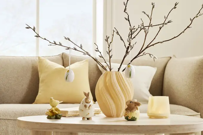 Stuebord med dekorasjoner til påske