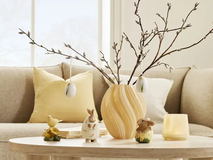 Stuebord med dekorasjoner til påske