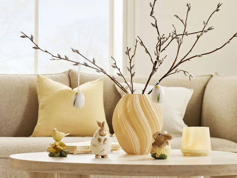 Stuebord med dekorasjoner til påske