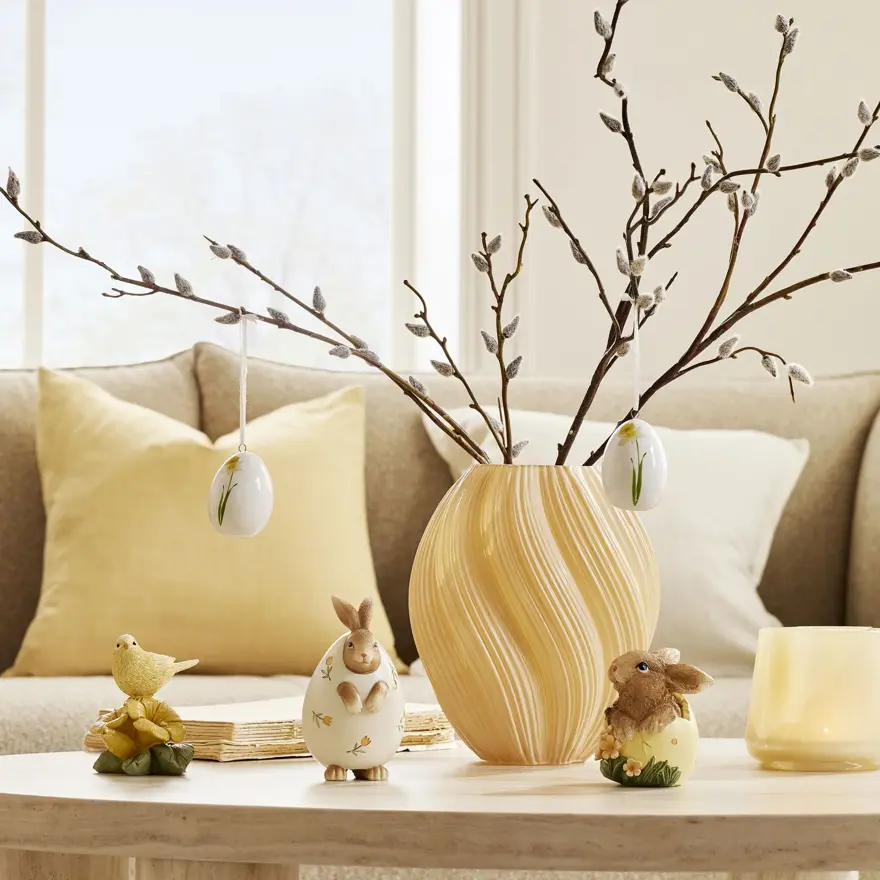 Stuebord med dekorasjoner til påske