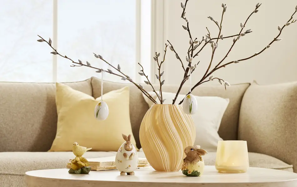 Stuebord med dekorasjoner til påske