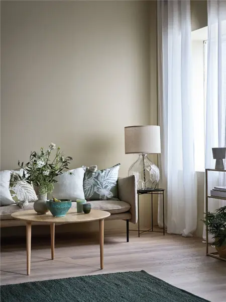 Stue med brune vegger og sofa