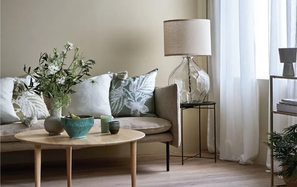 Stue med brune vegger og sofa