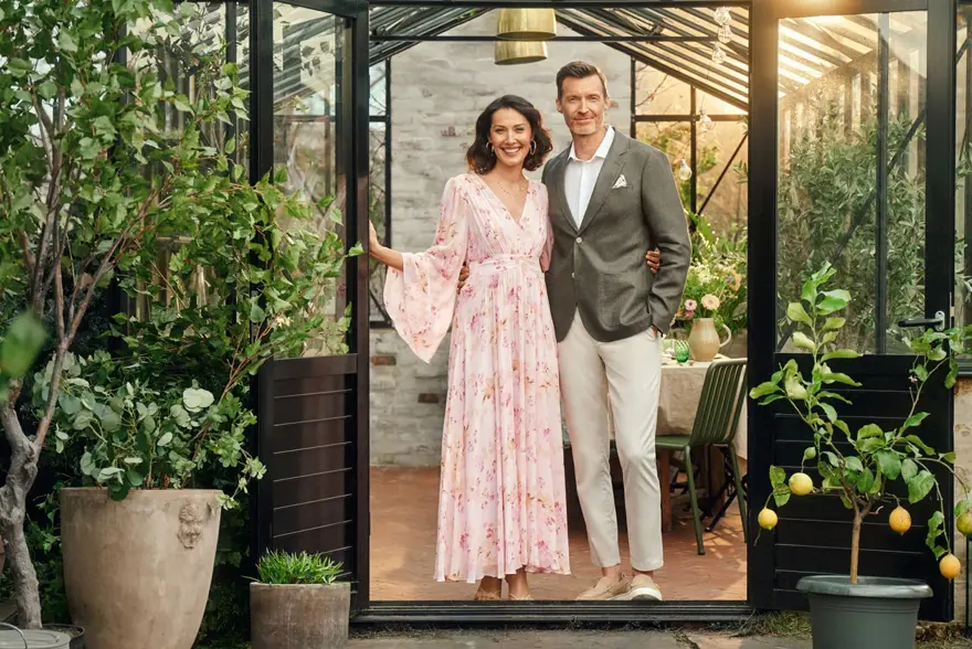 Dame og mann som holder rundt hverandre