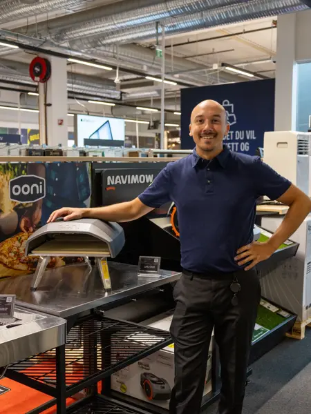 mann står ved pizzaovn