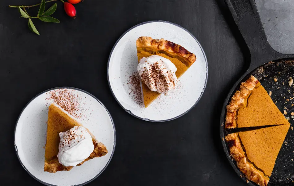 Biter av pai på juledekket bord