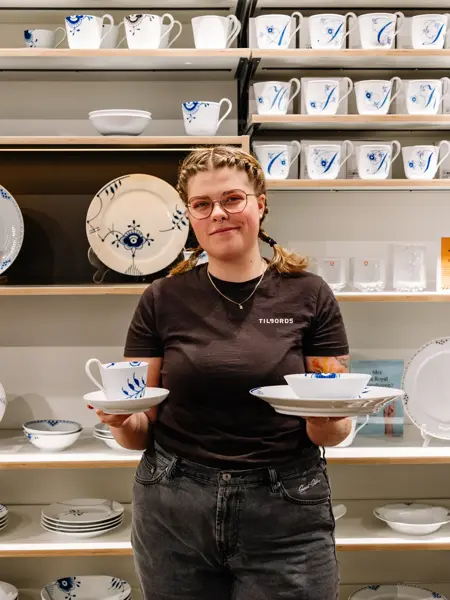 Dame som holder servise