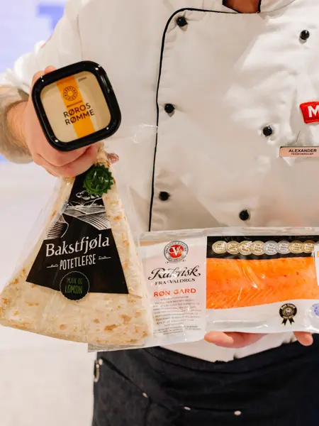 mann holder matvarer