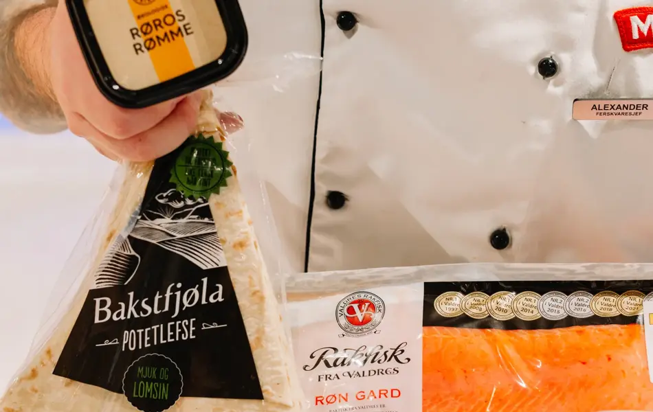 mann holder matvarer