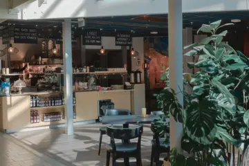 Thon Senter Pyramiden, kafé inne på senteret.