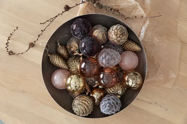 Bolle på et bord med julekuler