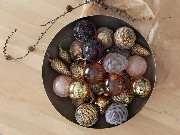 Bolle på et bord med julekuler