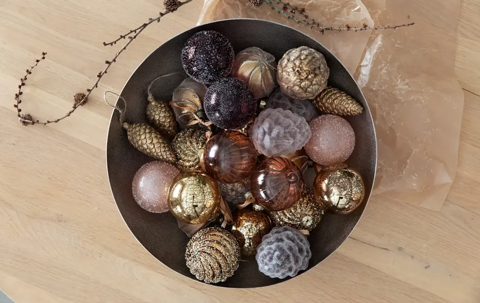 Bolle på et bord med julekuler