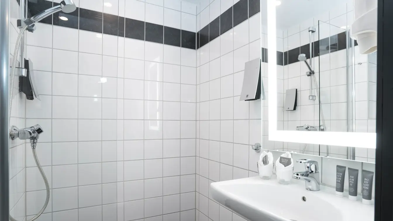 Bad med dusj, speil og vask på Thon Hotel Europa i Oslo sentrum rett ved Slottsparken