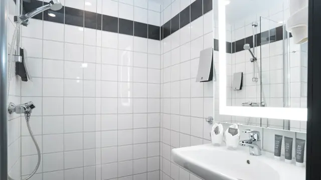 Bad med dusj, speil og vask på Thon Hotel Europa i Oslo sentrum rett ved Slottsparken
