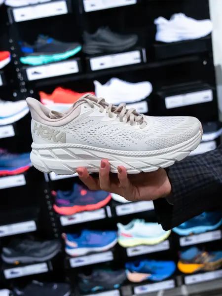 Løpesko fra Hooka og treningstøy fra Anton Sport