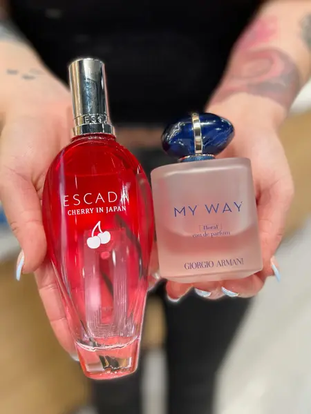 To hender holder parfymene Escada og My way