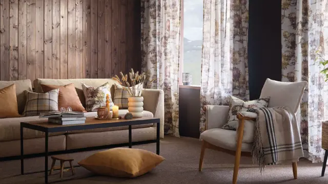 Sofagruppe med trevegger i bakgrunn