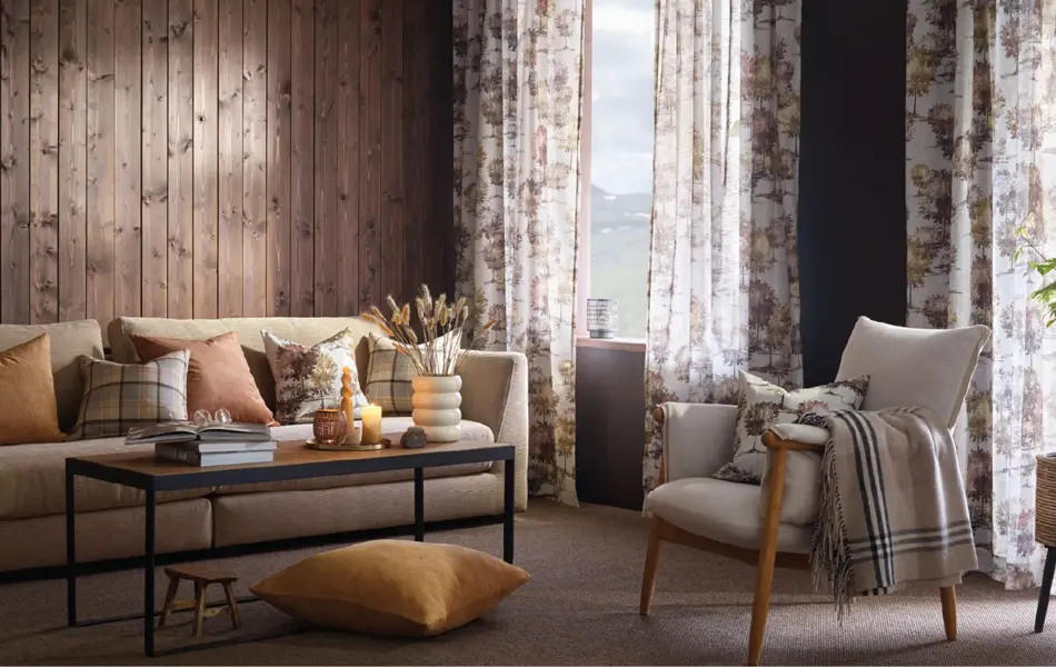 Sofagruppe med trevegger i bakgrunn