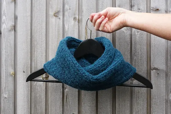 Blå strikket hals