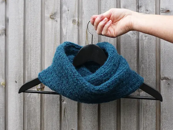 Blå strikket hals