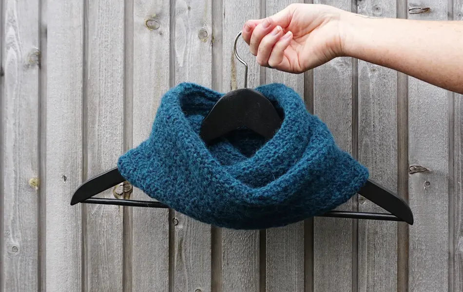 Blå strikket hals