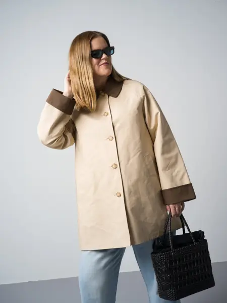 Olivias Verden trenchcoat 2199 Levis jeans 1349 Accessorize øredobber 89 Optiker G Krogh Prada solbriller 5270 The Vibe veske 2900 Scorett pumps 2000-6