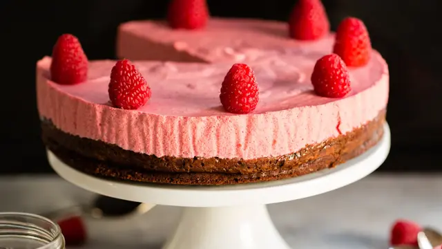 mat kake med bringebærmousse og brownies