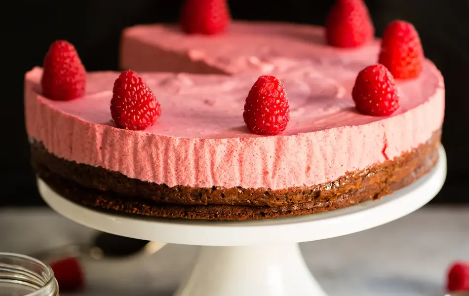 mat kake med bringebærmousse og brownies