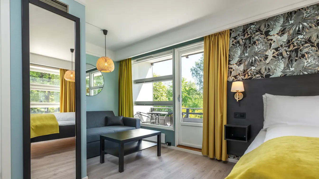 Familierom med dobbeltseng, sovesofa, helspeil, parkett, og balkong