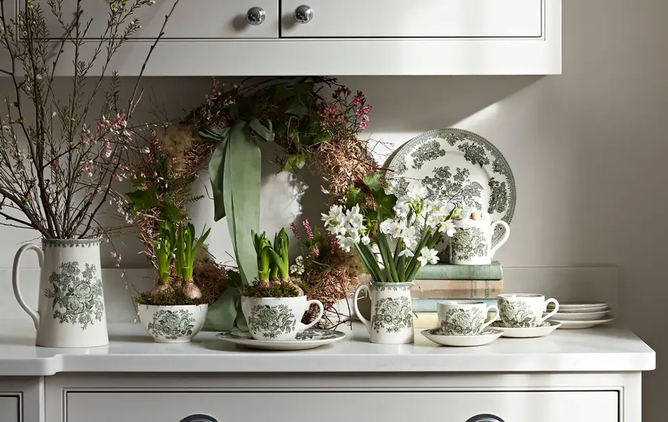 Kjøkkenbenk med servise med løkplanter i 