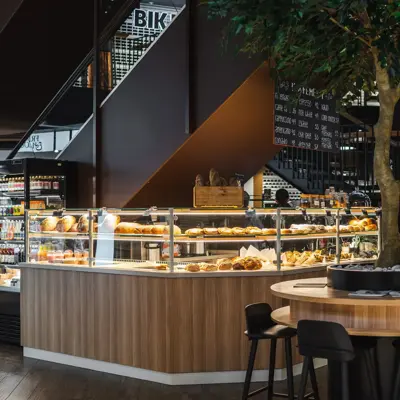 Kafe med bakevarer og sitteplasser