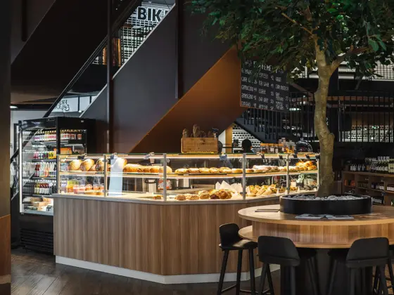 Kafe med bakevarer og sitteplasser