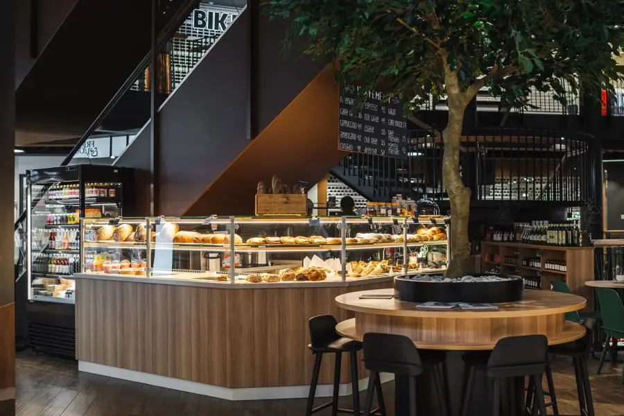 Kafe med bakevarer og sitteplasser