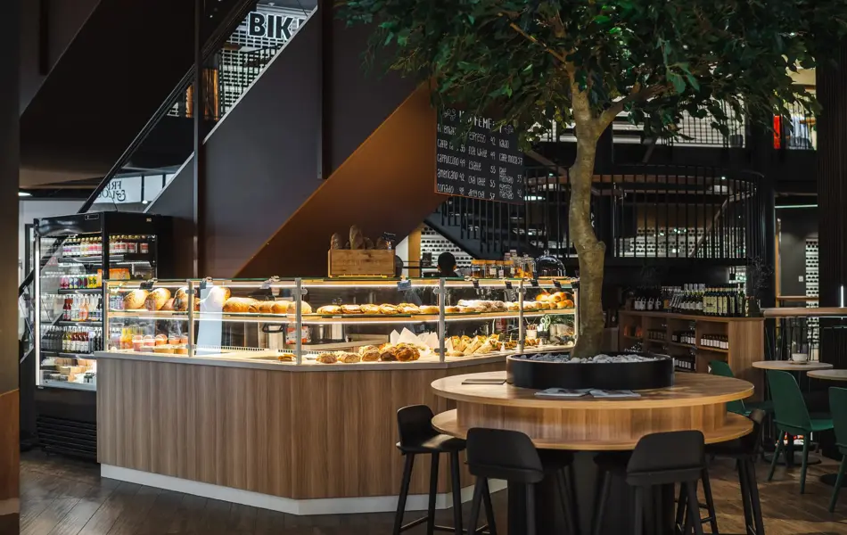 Kafe med bakevarer og sitteplasser