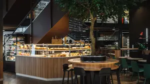 Kafe med bakevarer og sitteplasser