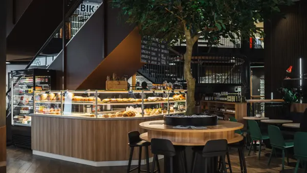 Kafe med bakevarer og sitteplasser