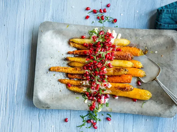 ovnsbakte gulrøtter på et fat