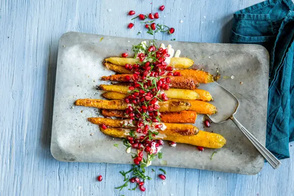 ovnsbakte gulrøtter på et fat