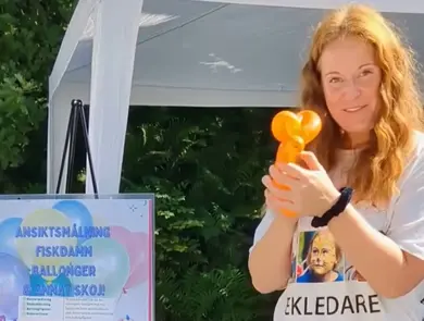En rödhårog tjej som gör ballongfigurer