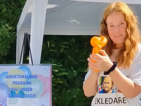 En rödhårog tjej som gör ballongfigurer