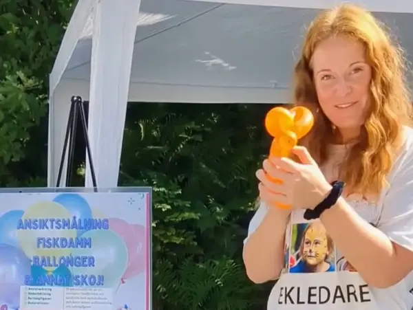 En rödhårog tjej som gör ballongfigurer