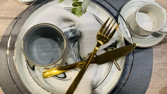 BIlde av servise og bestikk