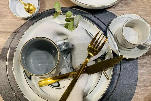 BIlde av servise og bestikk
