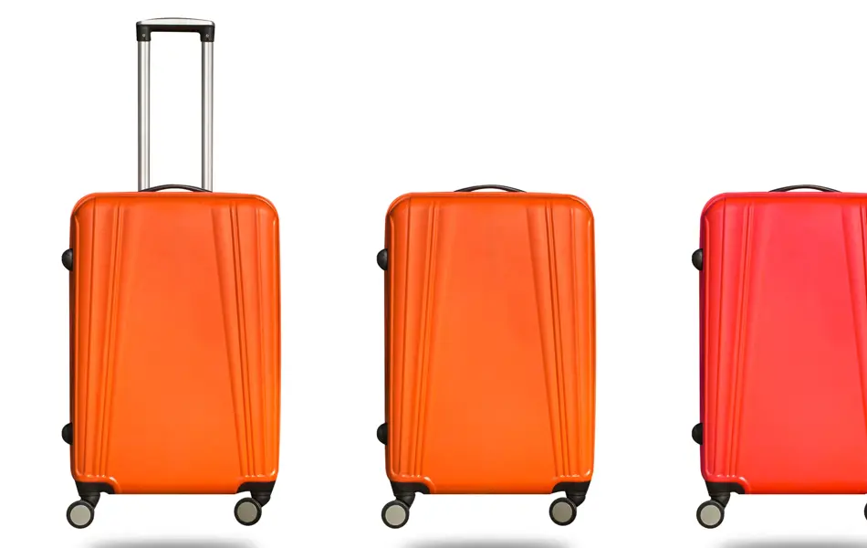 Tre oransje kofferter med hjul