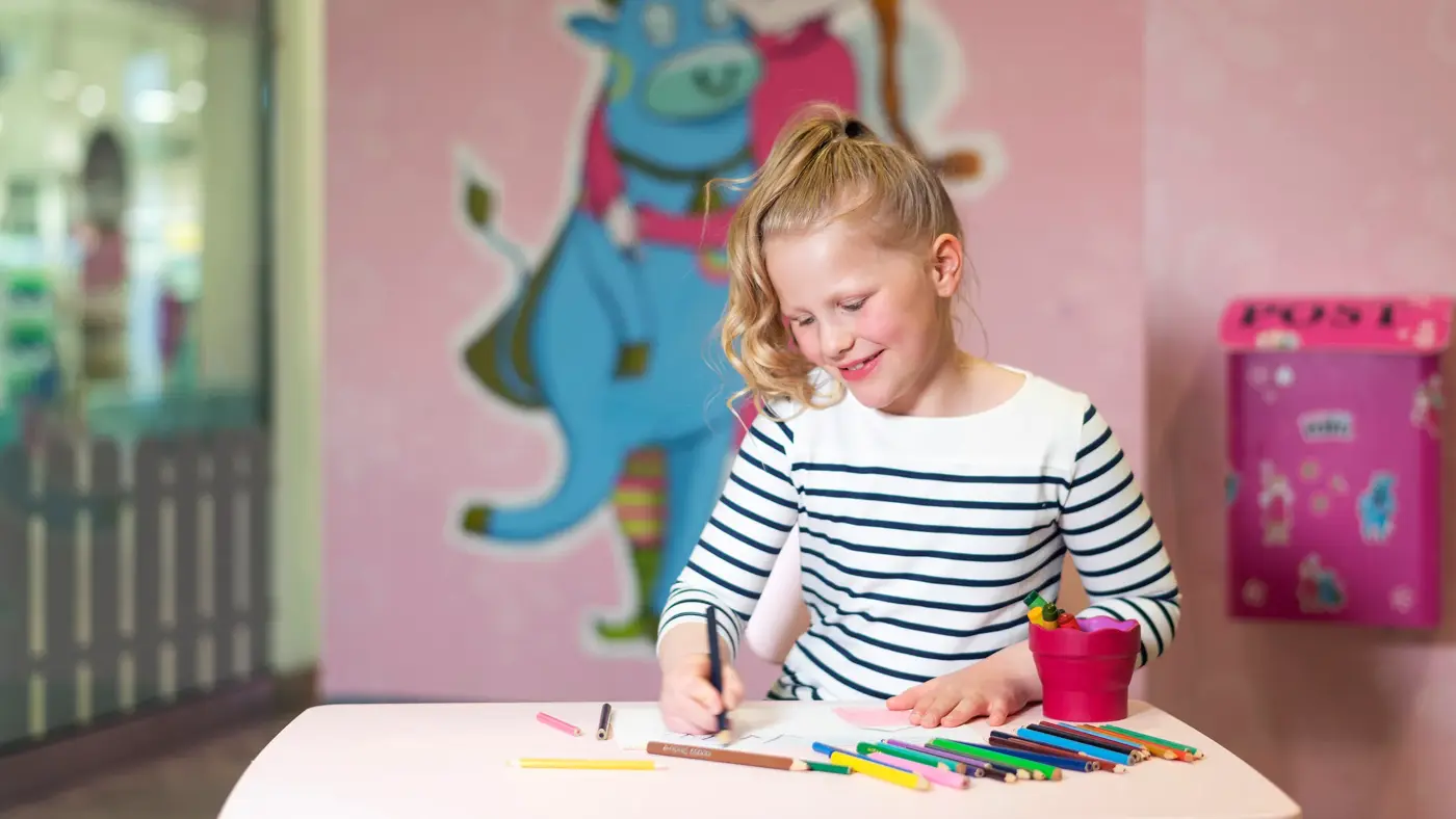 jente som sitter og tegner på amfelia og oskar lekerom
