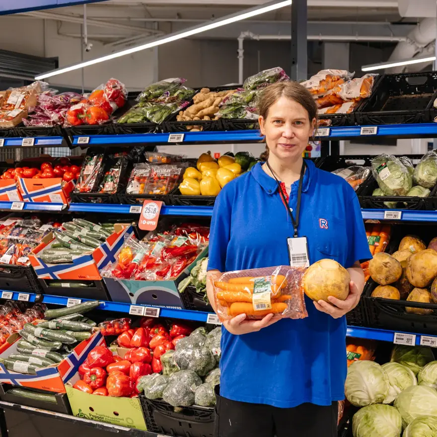 dame holder frem grønnsaker