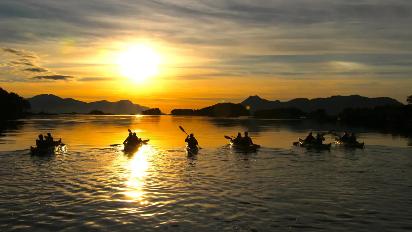 Kajakkpadlere i solnedgangen i Moldefjord