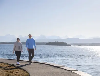 To som går tur langs vannkanten