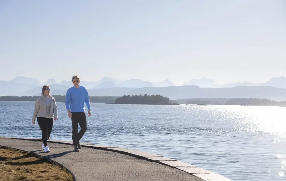 To som går tur langs vannkanten
